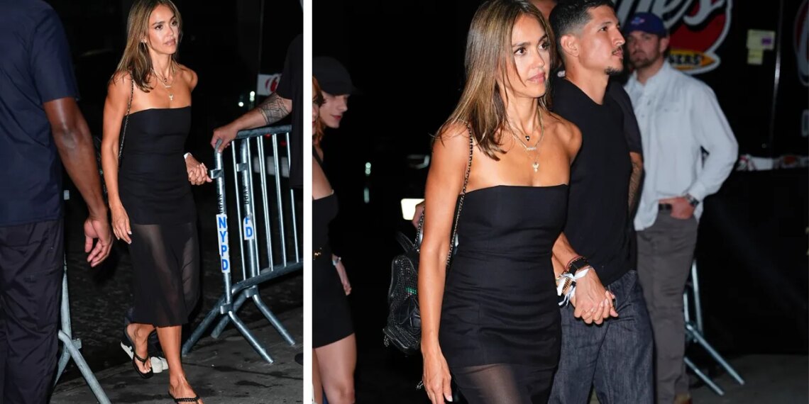 Jessica Alba nos lleva de regreso a los 2000 con un sensual vestido negro y las sandalias de tacón que reinan en verano 2026