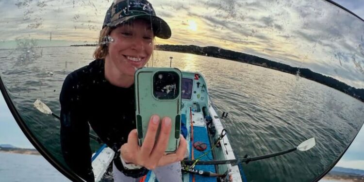 Remadora estadounidense completa un histórico viaje en solitario de California a Hawai