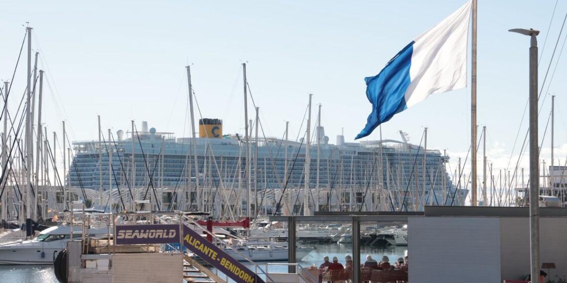 Alicante acogió en junio la llegada de dos grandes cruceros, con un total de 10.000 visitantes a bordo