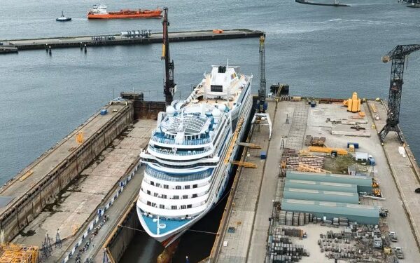 Damen inspecciona casco en dique seco a crucero con 2 mil pasajeros a bordo