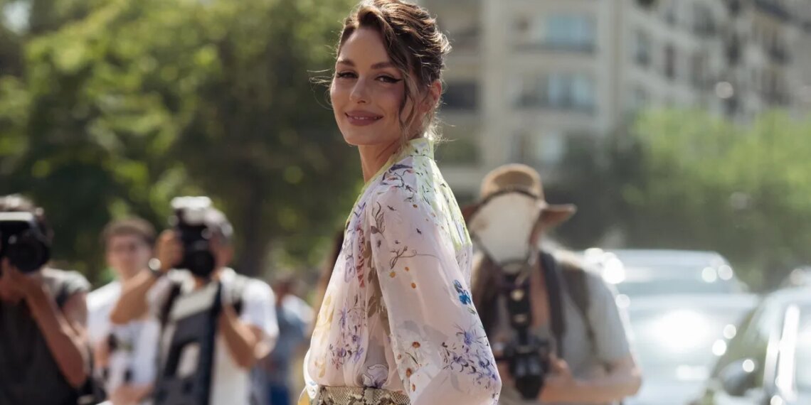 Sandalias de colores: cómo llevarlas con pantalones, faldas y vestidos para lucir elegante en verano 2026