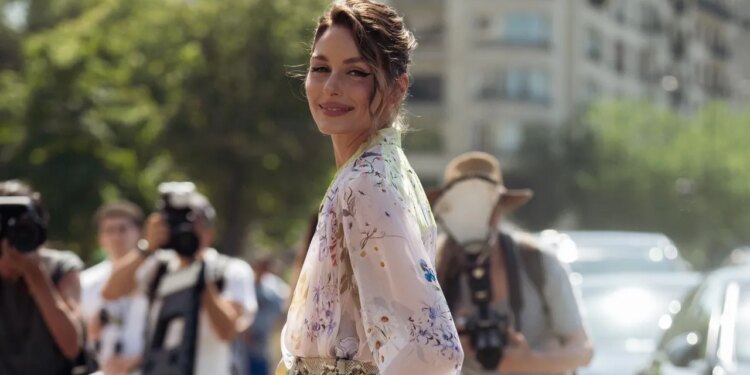 Sandalias de colores: cómo llevarlas con pantalones, faldas y vestidos para lucir elegante en verano 2026