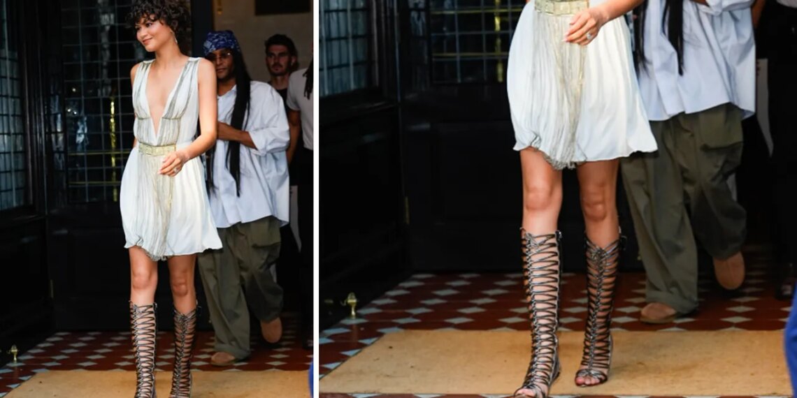 Sandalias espartanas de tacón: Zendaya las lleva con vestido de túnica como una diosa griega