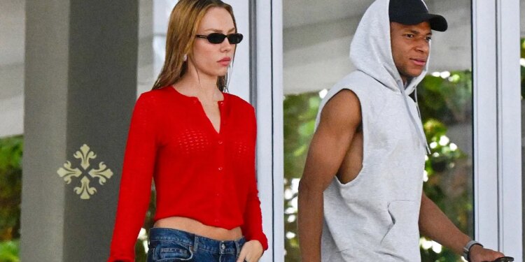 Sandalias francesas: Ester Expósito lleva las que todas queremos en verano 2026 con jeans cuffed