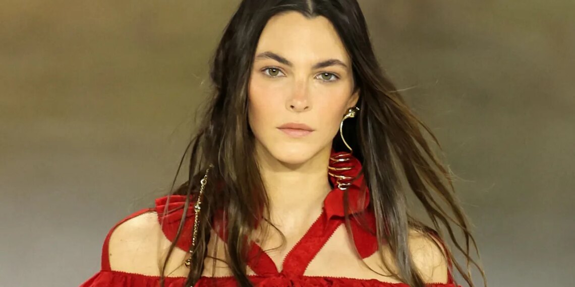 Las sandalias planas italianas que lucen elegantes con jeans, faldas y vestidos en verano 2026