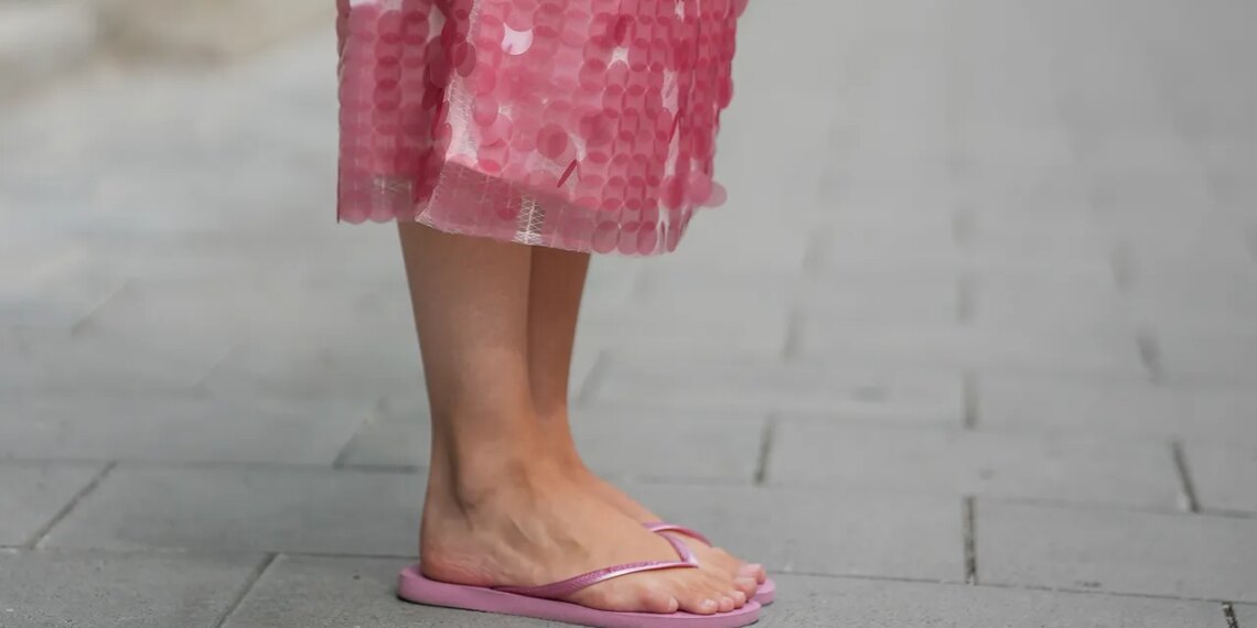 Sandalias color rosa, ¿sin tacón, tipo flip flop o cangrejeras? Así se llevan en verano 2026