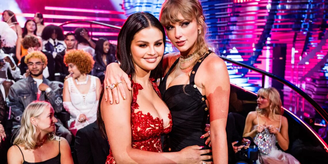Selena Gomez en la boda de Taylor Swift: un vestido joya Oscar de la Renta y zapatos pumps dorados