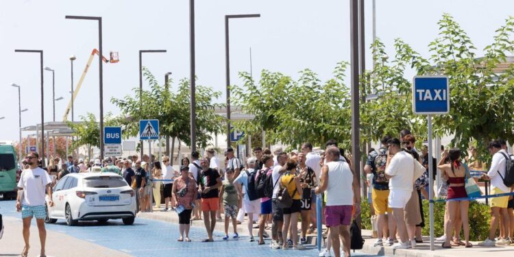 Cruceristas esperan transporte en el puerto de es Botafoc en Ibiza este verano
