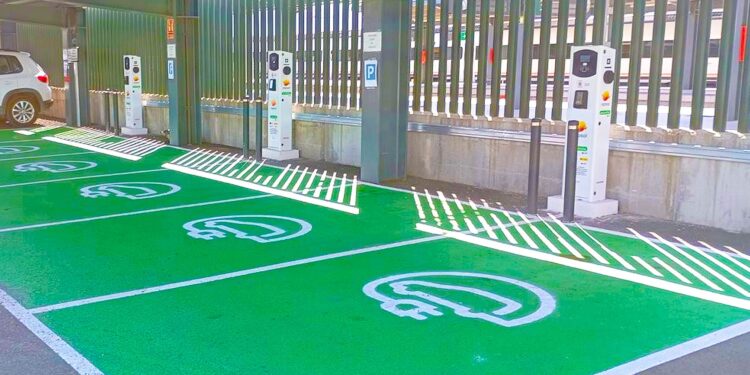 Adif quiere cambiar para siempre los viajes en coche eléctrico en España convirtiendo sus estaciones de tren en estaciones de recarga