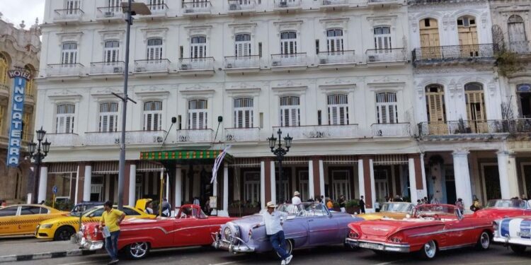 Turismo: El Estado apuesta al sector privado para rescatar el turismo en Cuba