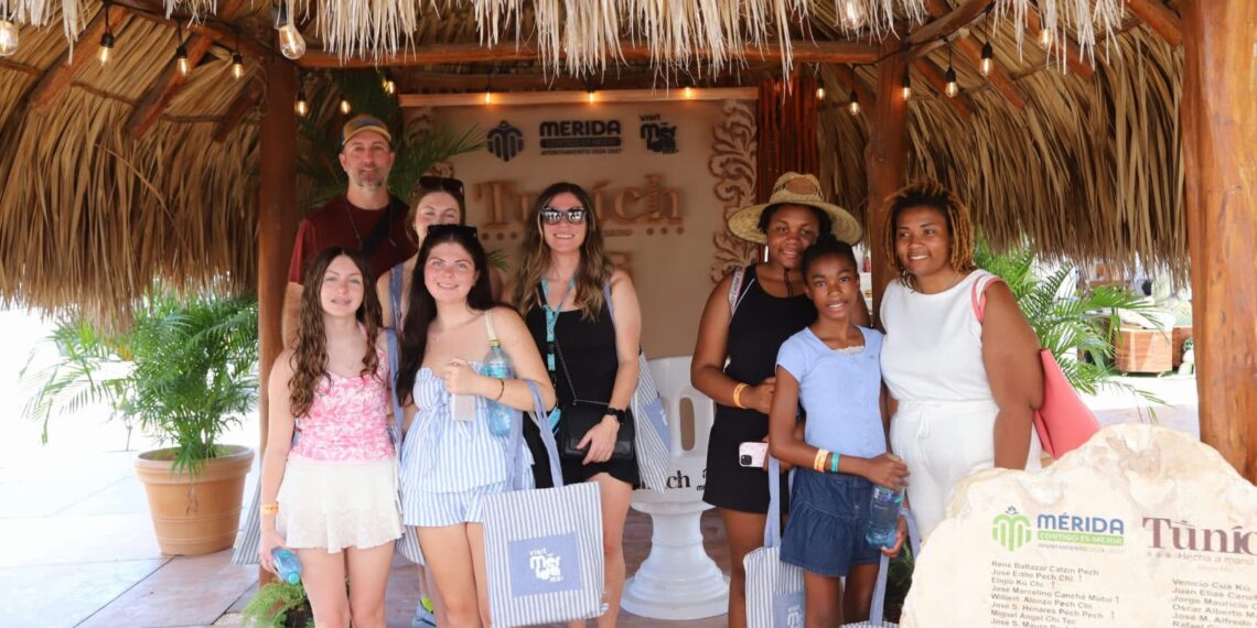 Viajeros de crucero visitaron la Feria Artesanal Tunich 2026 / Se recibió a turistas de Alabama y Florida, Estados Unidos / Arribaron a Yucatán a bordo del crucero Margaritaville at Sea Islander