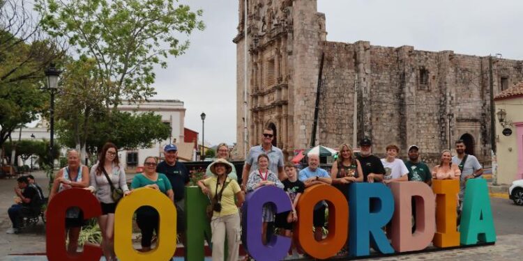 Cruceristas recorren comunidades del sur de Sinaloa y generan derrama económica