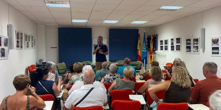 Mariano Hernández durante la última charla informativa con los vecinos