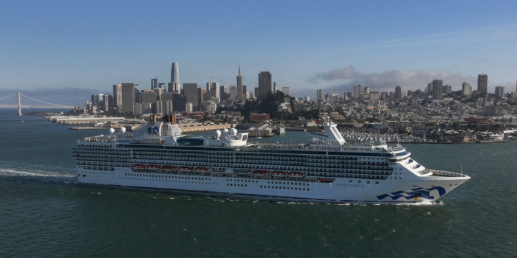 Un crucero con más de 100 personas y 23 tripulantes tuvo que ser aislado en Estados Unidos por un brote de norovirus