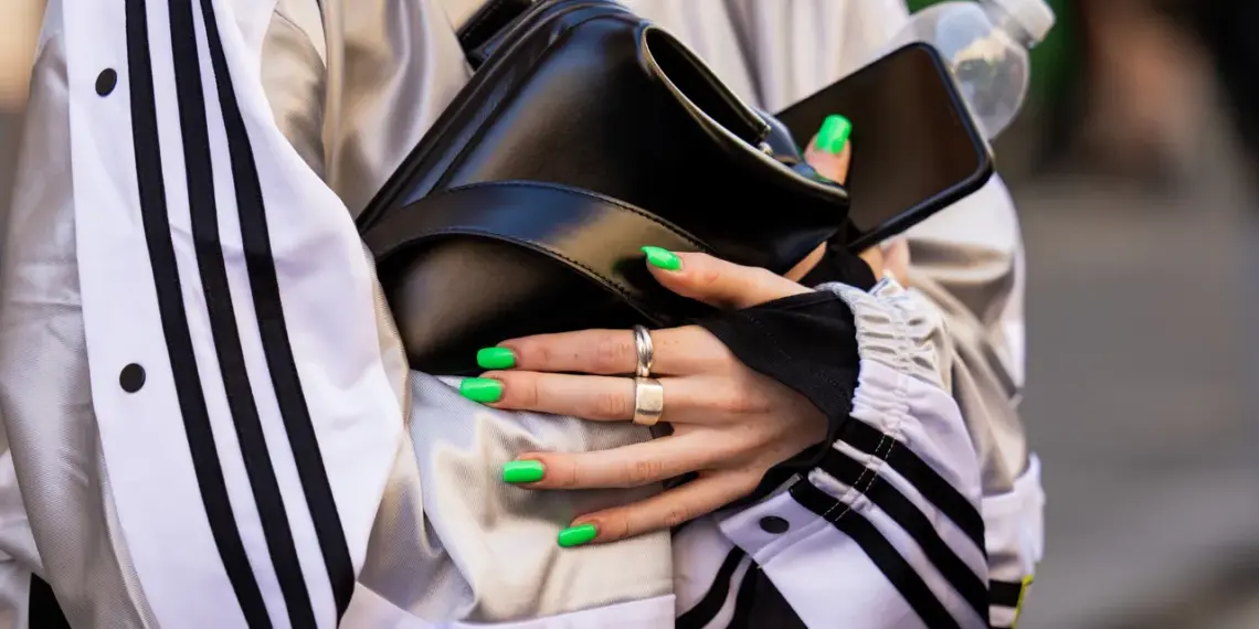 Uñas verdes: 6 colores de manicura inesperados para llevar en verano 2026