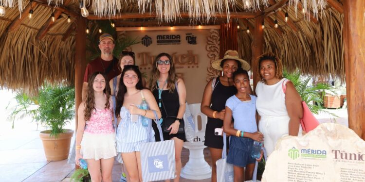 Turistas de crucero visitan la Feria Artesanal Tunich 2026 en Dzityá