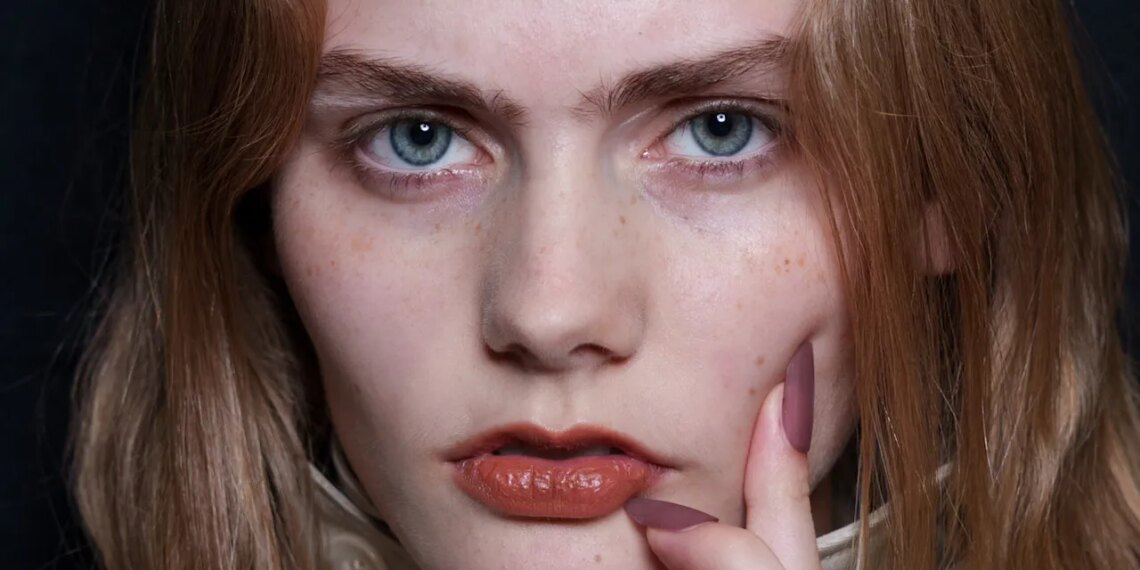 ¡Adiós al brillo! Las uñas mate regresan a las tendencias en verano 2026