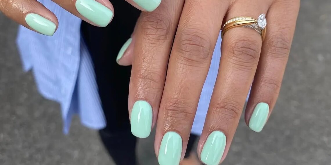 ¡Adiós a las uñas nude! ¡Hola a la manicure verde menta! Ideal para el verano 2026