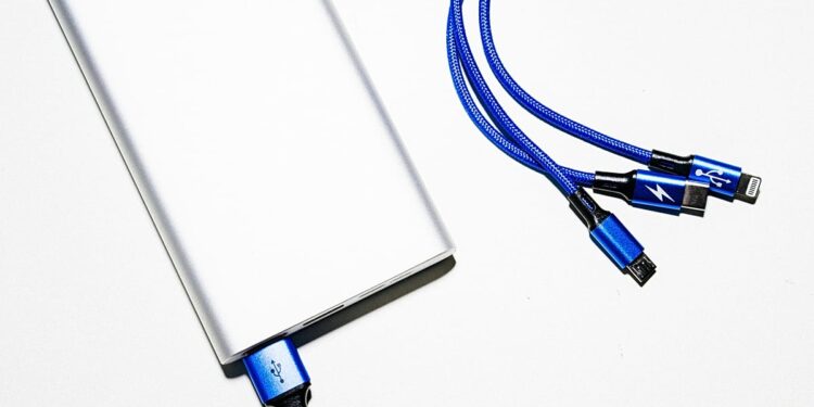 ¿Vuela pronto? No facture baterías externas, advierten las autoridades aéreas
