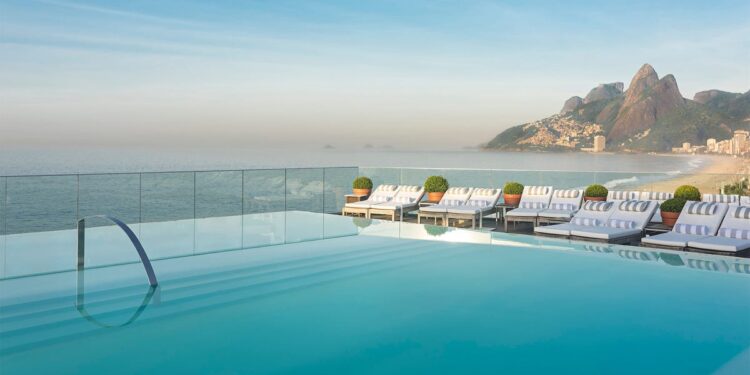 15 piscinas de hotel tan espectaculares que merece la pena viajar solo para bañarse en ellas