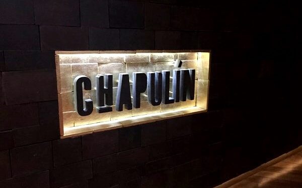 Invaden la cocina del chef José Luis Ronquillo los chefs provenientes de Puebla, Ángel Vázquez, David Fuentes y Omar Domínguez y dan muestra de los famosos chiles en nogada