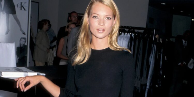 6 blusas de los 90 que regresan para llevar con jeans, faldas y pantalones en verano 2026