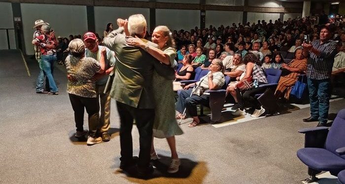 Abuelitos celebran su día entre música, baile y viajes a la playa