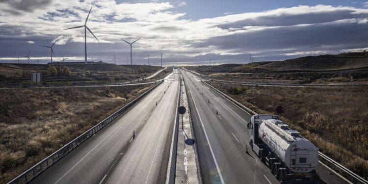 Imagen de la autovía A-68 en el término municipal de Mallén (Zaragoza)