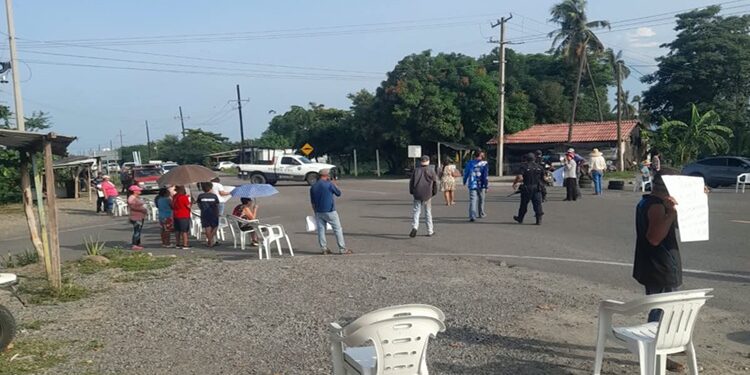 Bloquean afrodescendientes la México 200 en el crucero El Ticuíz