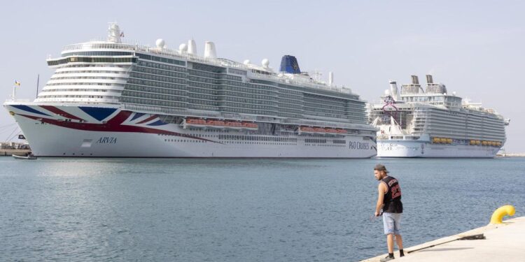 Alicante acoge la llegada de dos grandes cruceros, con un total de 10.000 visitantes a bordo