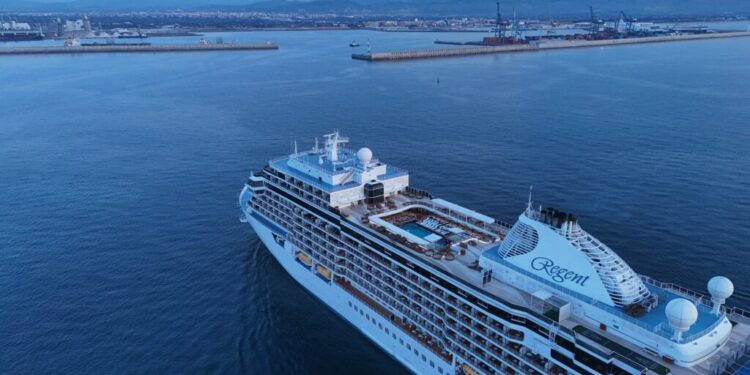 Cerca de 650 cruceristas americanos y australianos escalan en PortCastelló a bordo del lujoso ‘Crystal Serenity’