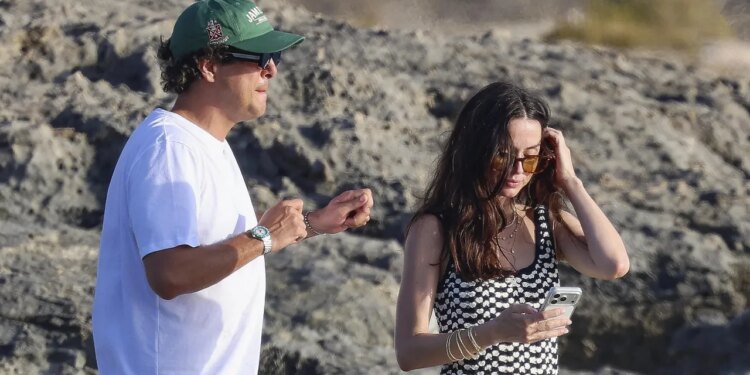 Ana de Armas lleva un vestido de crochet de abuela y sandalias planas para un paseo de verano 2026