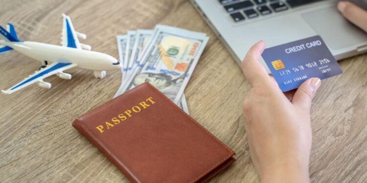 Antes de hacer la maleta, revisa tu tarjeta: así puedes ahorrar en tus viajes