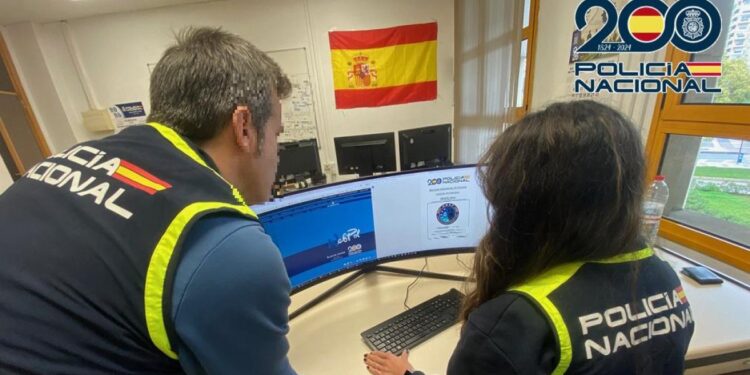 La Policía Nacional detiene a la responsable de una agencia de viajes por un delito continuado de estafa