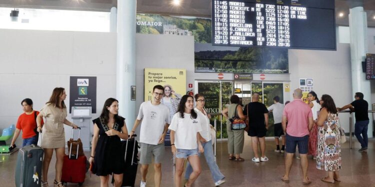 Pasajeros en el aeropuerto de Peinador, en Vigo, en la jornada de mayor actividad del año 2025.