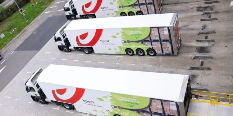 Bpost incorpora remolques de dos pisos para transportar más paquetes con menos viajes. Vídeo