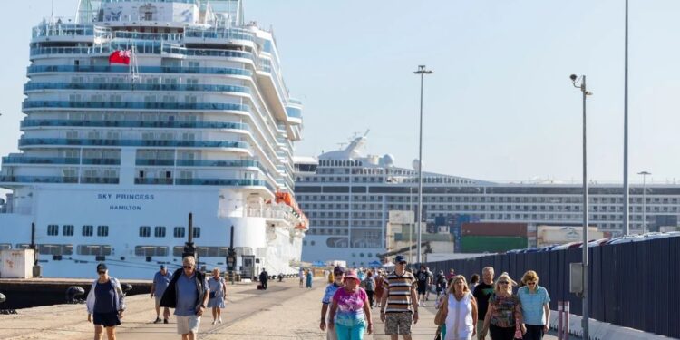 Cádiz espera este jueves a tres cruceros con más de 12.000 pasajeros