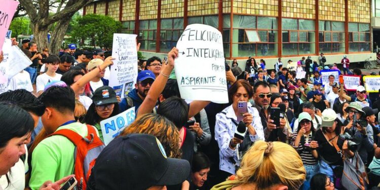 Aspirantes enfrentan gastos de viaje y viáticos para repetir prueba de la UNAM