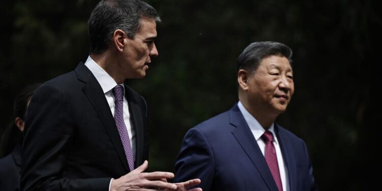 BEIJING (China), 11/04/2025.- Spanish Prime Minister Pedro Sanchez (L) and Chinese President Xi Jinping (R) speak as they walk along the gardens at Diaoyutai Guest House after their meeting in Beijing, China, 11 April 2025. (España) EFE/EPA/ANDRES MARTINEZ CASARES / POOL