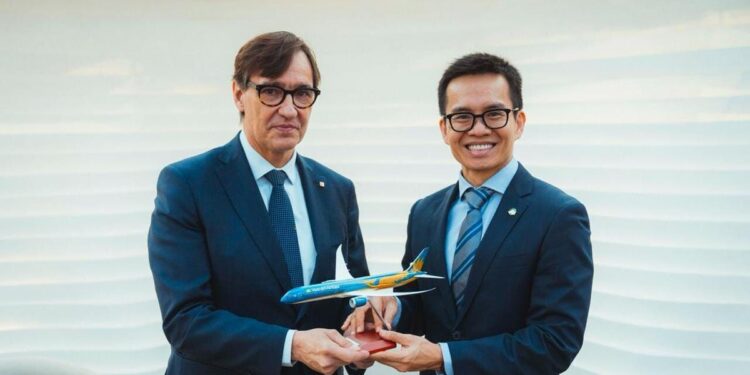 El president Salvador Illa posando junto al director de Planificación y Desarrollo de Vietnam Airlines, Nguyen Quang Trun.