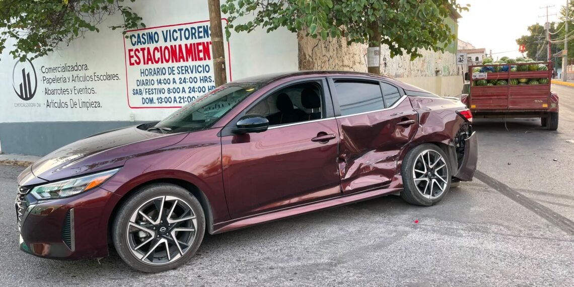 Conductor de versa omite alto en crucero 18 y Juárez y lo embiste camioneta repleta de sandías