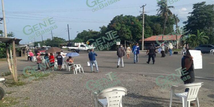Bloquean por varias horas el crucero El Ticuíz en la costera 200