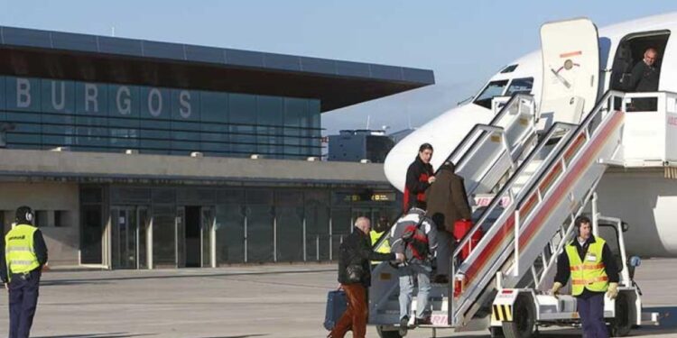 Un grupo de pasajeros sube a un aviónen el aeropuerto de Villafría.