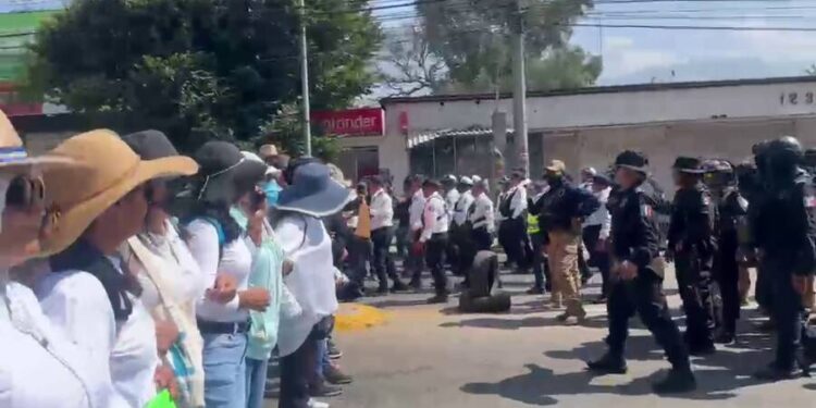 Desalojan a trabajadores de la UTVCO del crucero de béisbol – Entidad Noticias Oaxaca