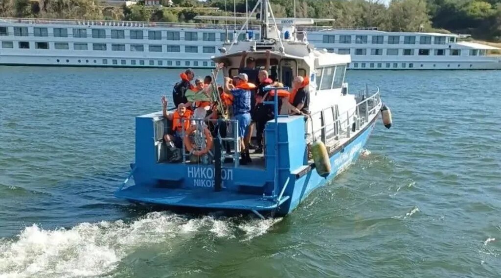 Evacúan a los pasajeros del crucero de turismo fluvial "Viking Ullur" tras encallar por la sequía del Danubio