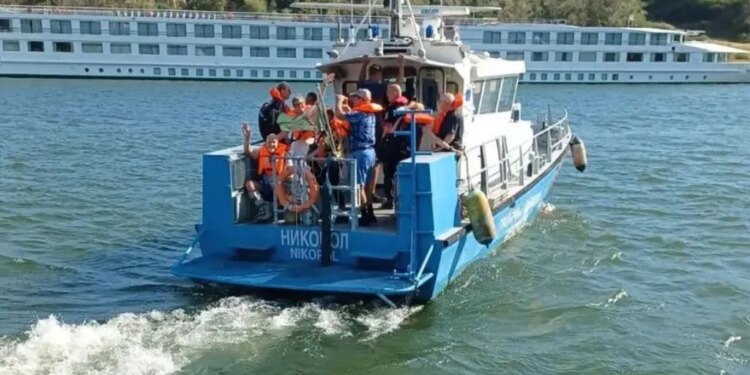 Evacúan a los pasajeros del crucero de turismo fluvial "Viking Ullur" tras encallar por la sequía del Danubio