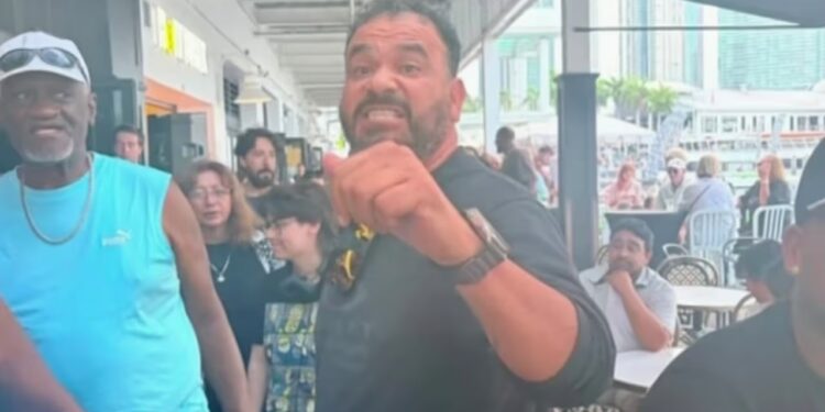 Arrestan a sospechoso de empujar a una mesera en el Bayside: estaba a punto de abordar un crucero | Video | Univision Miami WLTV