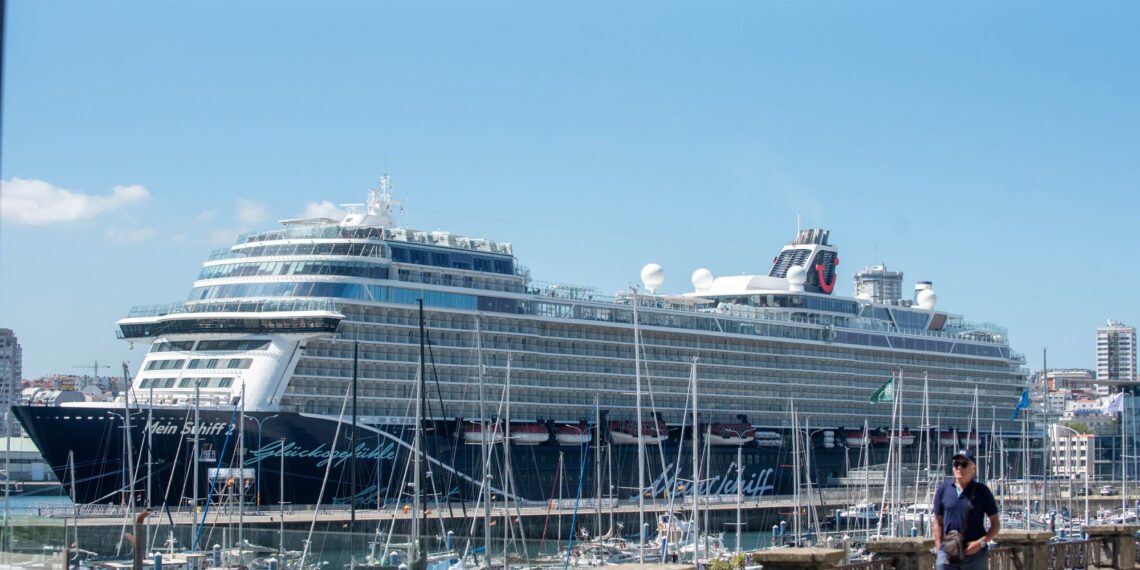 El crucero 'Mein Schiff', este jueves en A Coruña.