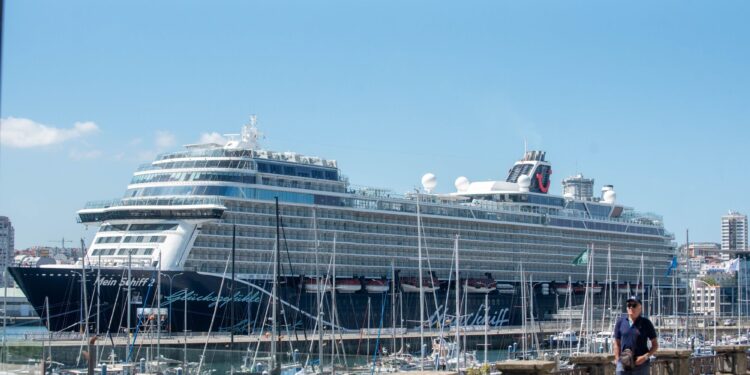 El crucero 'Mein Schiff', este jueves en A Coruña.