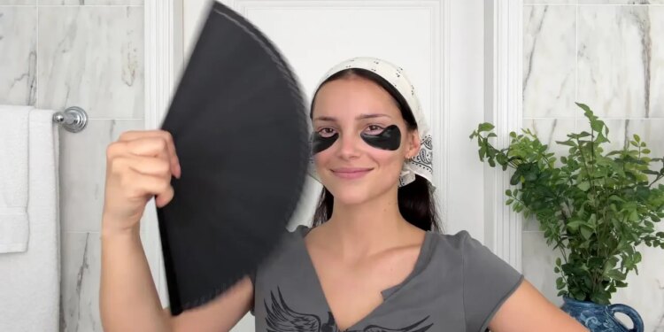 Inde Navarrette’s Unusual Hand-Lotion Trick Makes Her Look Like a “Pretty, Pretty Princess”
